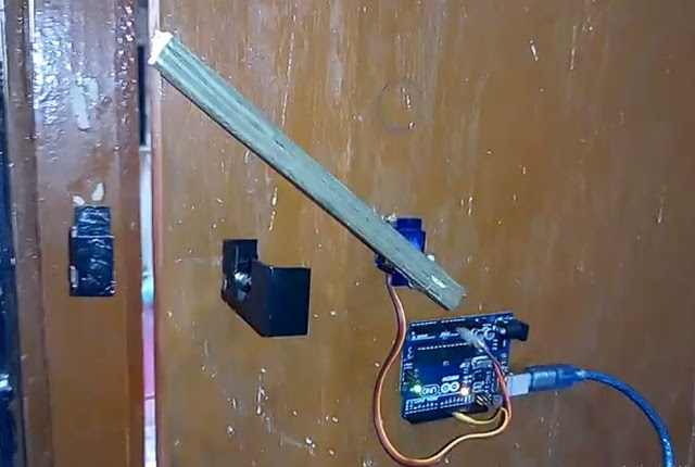 The end yh door lock pc or computer se control hota hai u button press karne pr unlock hoga aur l se lock hoga